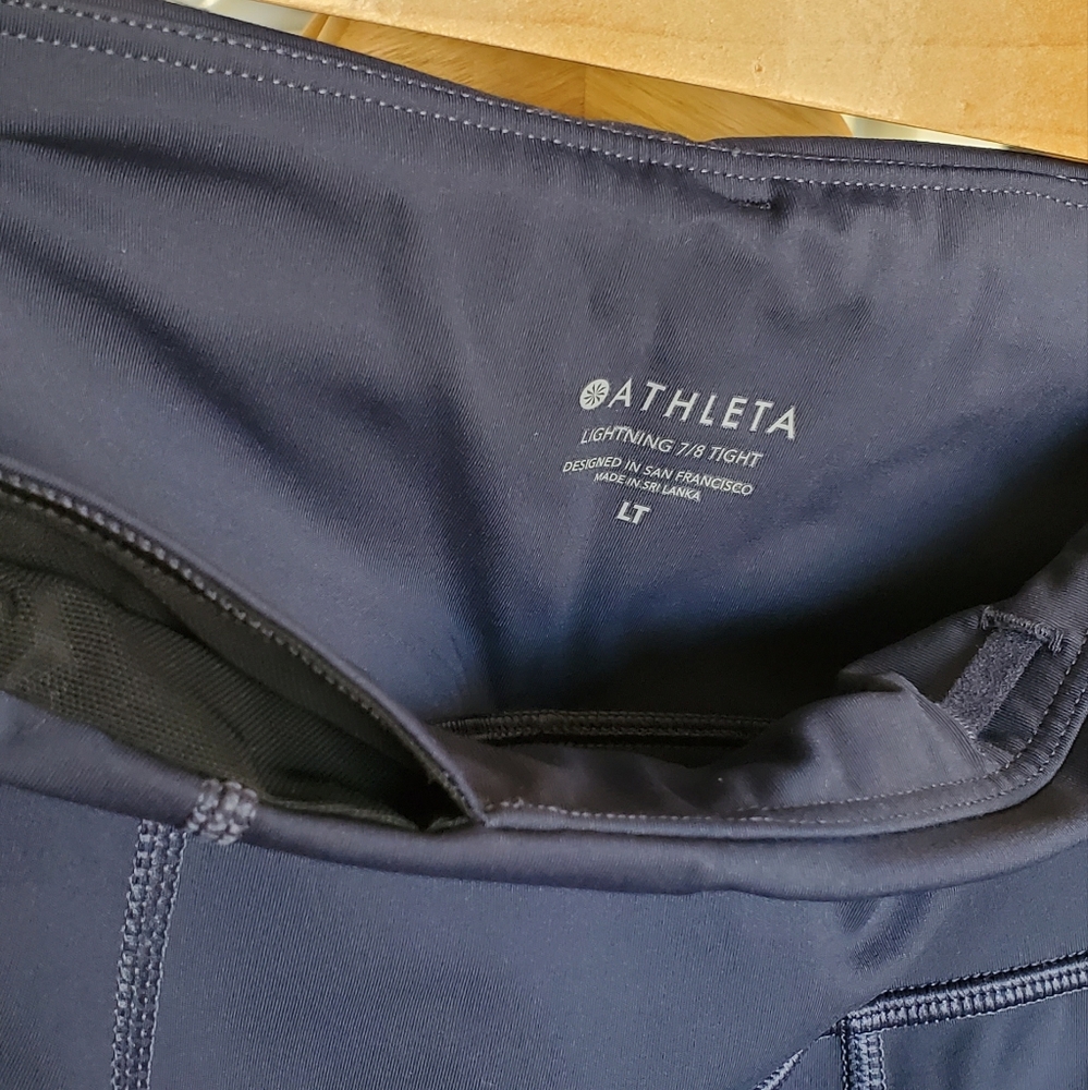 Athleta Lightning Stash Pocket 7/8 Tight Legging (L)